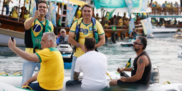 Colisão de jet ski, bote 'imbrochável' e quadro do pai: os bastidores da barqueata de Flávio Bolsonaro em Angra dos Reis