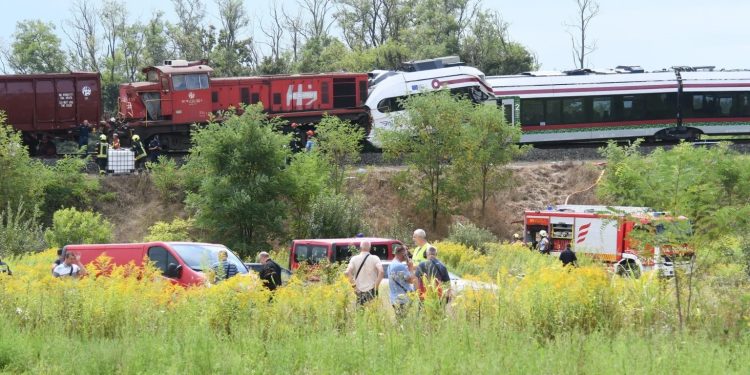 Colisão entre trem de passageiros e carga deixa seis feridos na Croácia