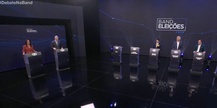 Com Caiado, Renan Santos e Augusto Cury, primeiro debate presidencial tem críticas às ausências de Flávio e Lula