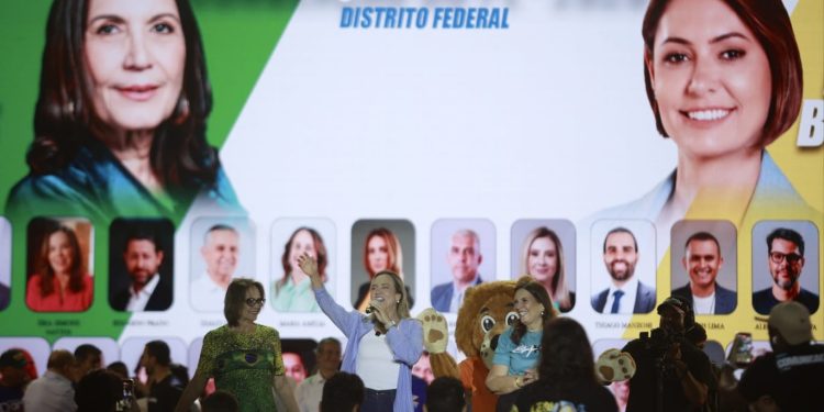Com Flávio e sem Michelle, convenção do PL-DF confirma candidatura de ex-primeira-dama ao Senado