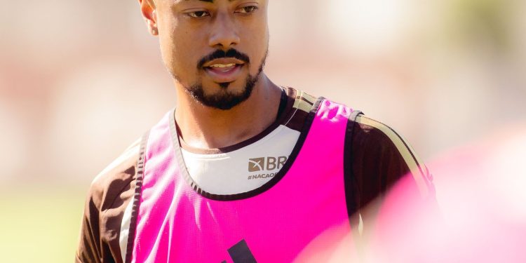 Com fortes dores no tornozelo, Bruno Henrique vira dúvida para sequência da temporada no Flamengo