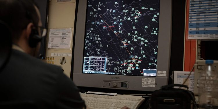 Com mais turistas que no período pré-Covid, Grécia enfrenta falta de controladores de voo
