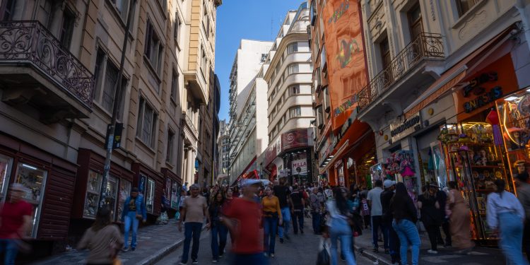 Comércio, serviço e turismo lançam campanha para adiar votação da PEC do fim da escala 6x1