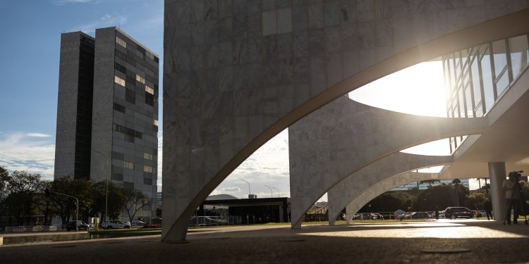 Comissão do Congresso analisa hoje fim da taxa das blusinhas, mas texto final ainda depende de negociação