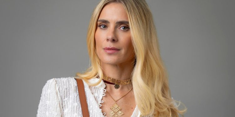 Como Carolina Dieckmmann cuida da pele: dermatologista detalha rotina e tratamentos