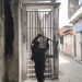 Complexo de Israel: entrada de Vigário Geral tinha barricada na passarela e portão trancado com cadeado; vídeo