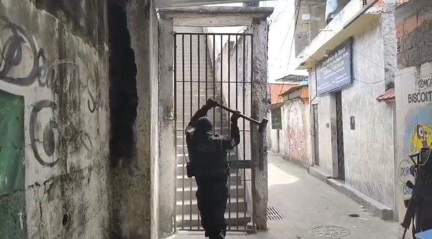 Complexo de Israel: entrada de Vigário Geral tinha barricada na passarela e portão trancado com cadeado; vídeo