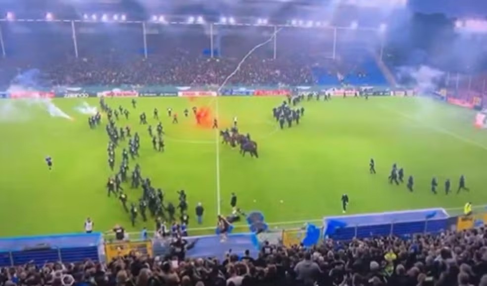 Confrontos em jogo da Copa da Alemanha deixaram 85 feridos, entre eles 35 policiais, dizem autoridades