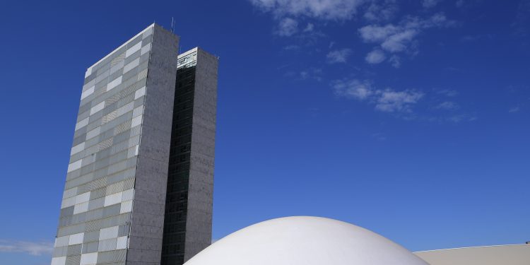 Congresso adia instalação de comissão que analisa MP que acabou com taxa das blusinhas