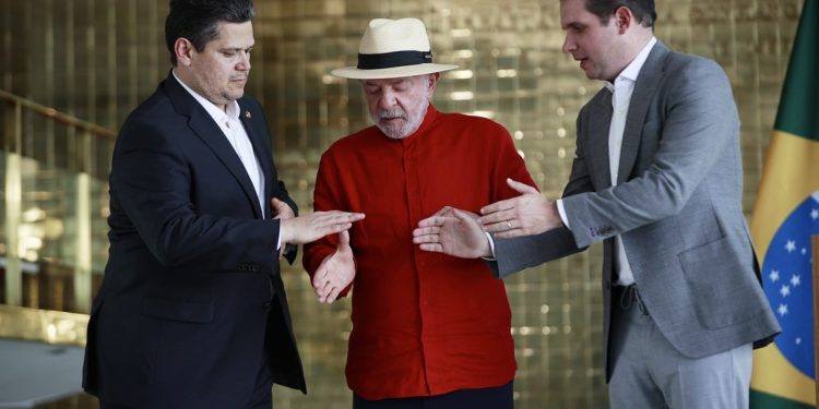 Congresso antecipa escolha de presidência e relatoria da MP do fim da taxa das blusinhas