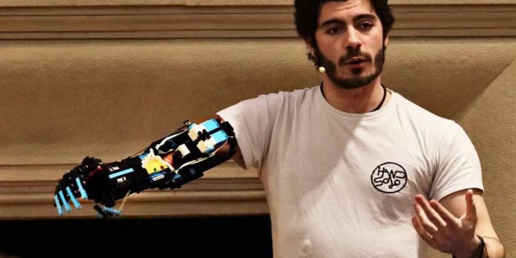 Conheça o jovem que usou peças de LEGO para construir seu próprio braço robótico e conquistou um Guinness