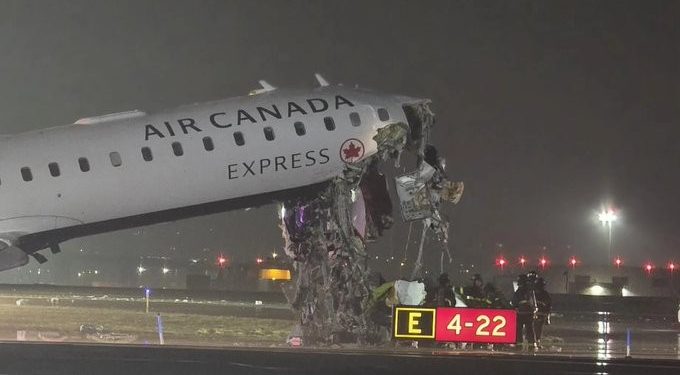 Controladores de voo abandonaram posto de trabalho antes de acidente que deixou dois mortos em aeroporto de Nova York