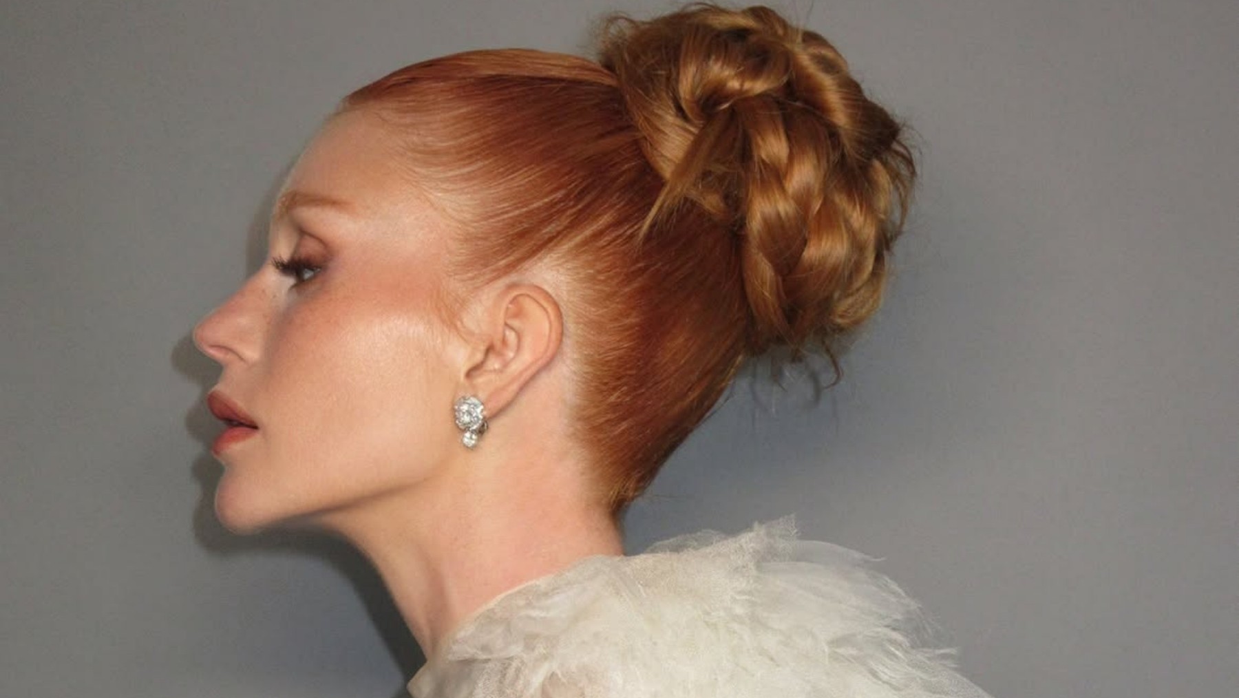 Coque com tranças: Marina Ruy Barbosa mostra como atualizar o penteado clássico