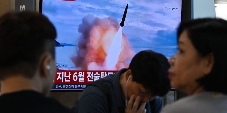 Coreia do Norte lança míssil balístico no Mar do Japão
