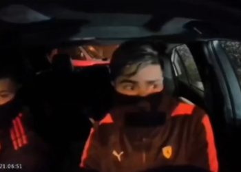 Criminosos roubam carro, são flagrados por câmera no veículo, e sistema de segurança frustra fuga, na Argentina; vídeo