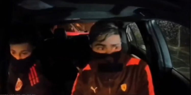 Criminosos roubam carro, são flagrados por câmera no veículo, e sistema de segurança frustra fuga, na Argentina; vídeo