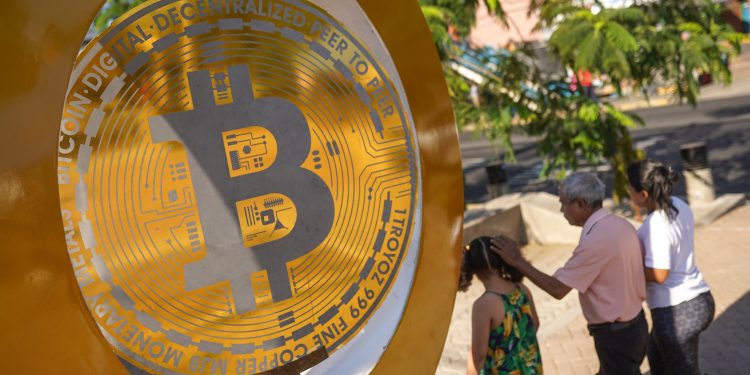 Criptomoedas avançam na América Latina em meio a lacunas regulatórias e controvérsias