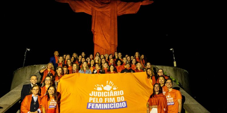 Cristo Redentor recebeu iluminação especial em ato pelos 20 anos da Lei Maria da Penha