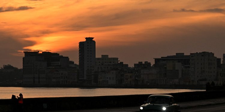 Cuba começa a restaurar eletricidade após sexto apagão nacional, mas cortes persistem: 'O que estamos vivendo não é vida'