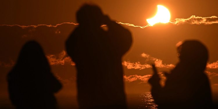 Da yoga ao cruzeiro, eclipse solar total em 12 de agosto cria maratona de eventos ao redor do mundo; saiba como observar