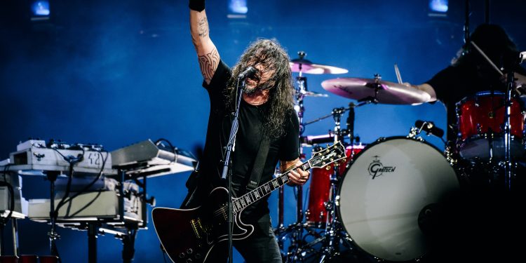 Dave Grohl explica como o Foo Fighters monta o repertório de um show de três horas, noite após noite