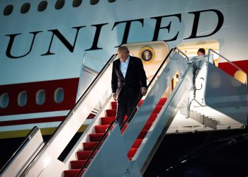 De contêiner de serviço de bordo até jato militar: Saiba como Trump teria saído secretamente da Turquia após ameaças do Irã