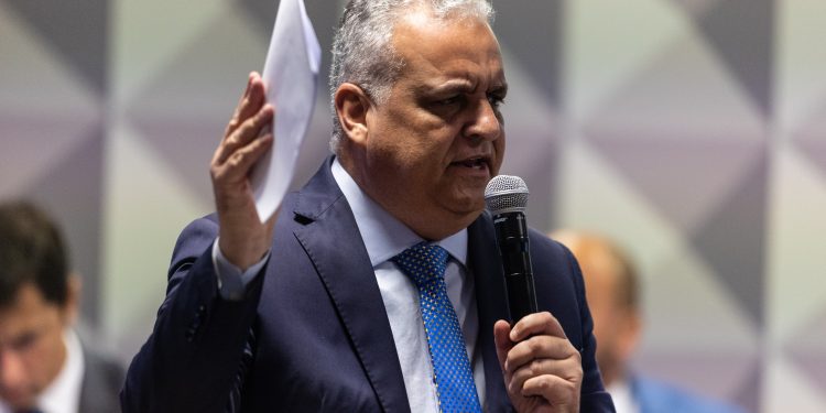 De estupro a armação: peça-chave em denúncia contra vice de Flávio Bolsonaro apresenta versões opostas