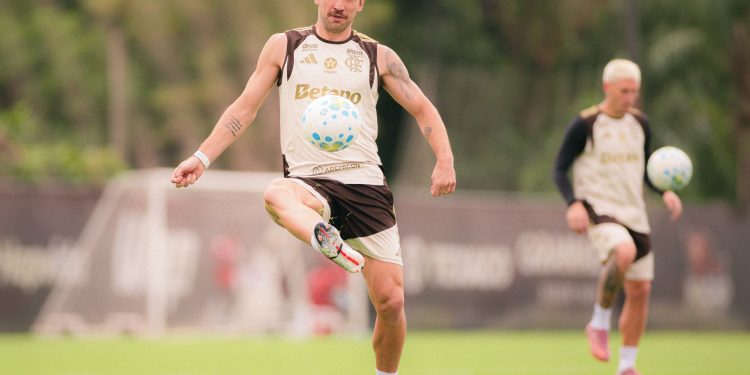 De lesão leve a mais de dois meses de ausência: entenda por que Flamengo adiou recuperação de Léo Ortiz