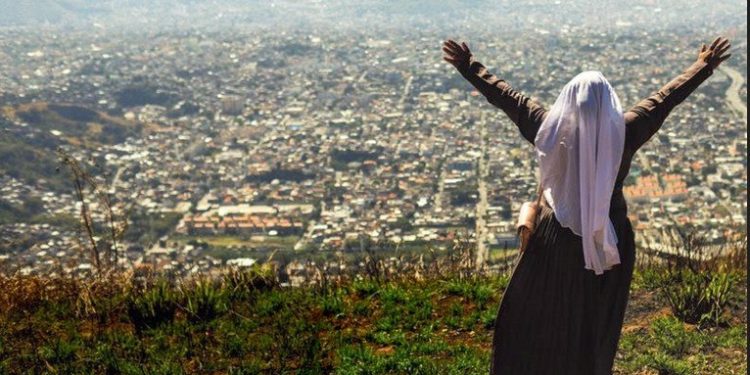 De monte de oração dos evangélicos aos rituais druidas, uma Floresta da Tijuca encantada, onde religiosos se conectam aos sagrado