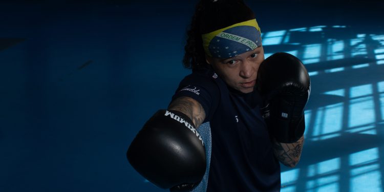 De sparring na Rio-2016 a cinturão no profissional, Bia Ferreira volta foco ao boxe olímpico por cobiçado ouro em Los Angeles