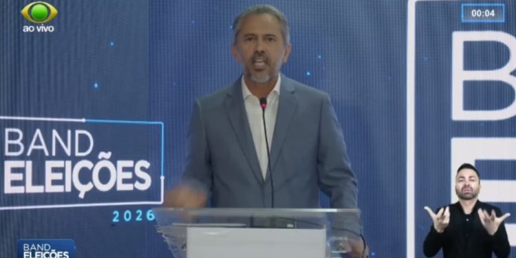 Debate no Ceará: Elmano de Freitas comete ato falho, diz que anda com Ciro Gomes e candidato reage; assista