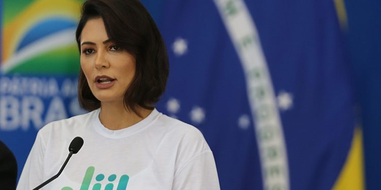 Decisão de Michelle de concorrer ao Senado teve incentivo de Bolsonaro e articulação de irmãos e aliadas; veja bastidores