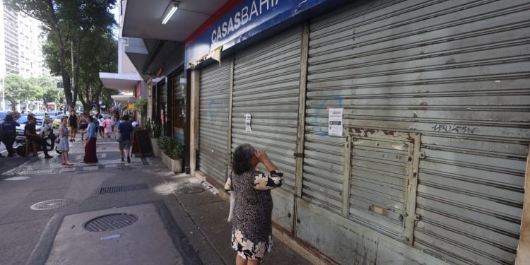 Demitidos da Casas Bahia podem receber menos do que têm direito; entenda como fica o pagamento