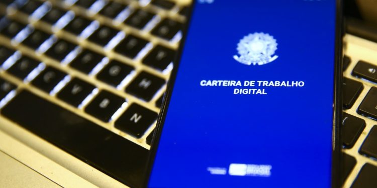 Desemprego atinge mínima histórica. Especialista chama atenção para qualidade das vagas e taxa de informalidade