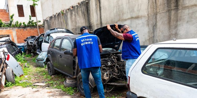 Detran encontra motor roubado e prende dono de ferro-velho durante fiscalização em Jacarepaguá