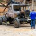 Detran fecha ferro-velho irregular e apreende peças de carros roubados na Região Serrana