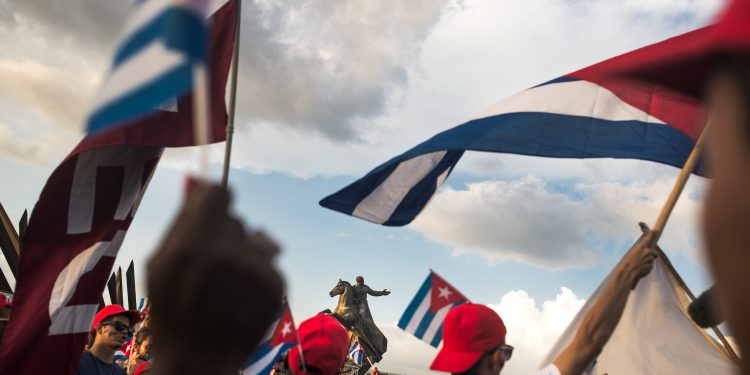 Dez anos da morte de Fidel Castro: livro de fotógrafo brasileiro traz registros do funeral do cubano