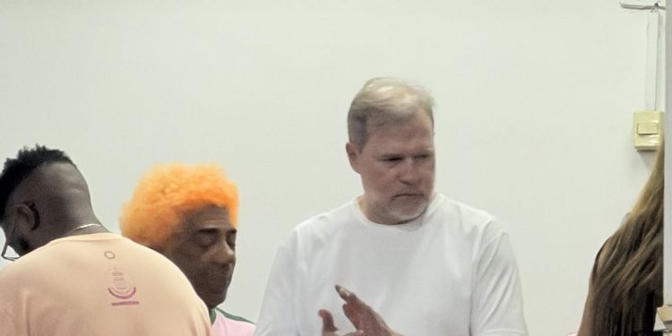 Dias Toffoli é visto em quadra da Mangueira, no Rio, durante semifinal de samba-enredo