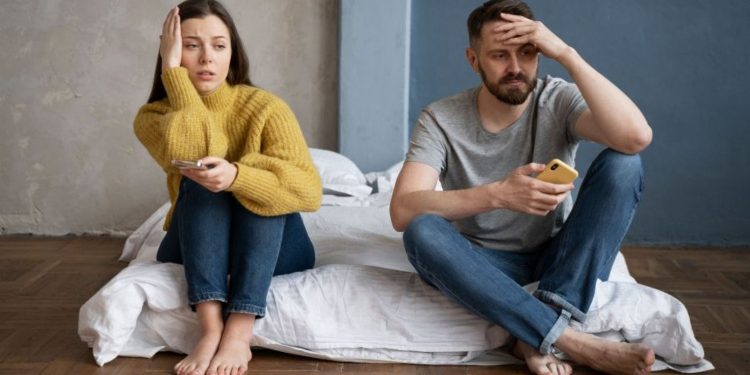 Dinheiro é motivo de briga entre casais? Pesquisa mostra o que acontece quando as contas apertam