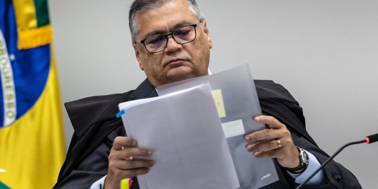 Dino avança em ofensiva contra emendas Pix e chega à verba enviada por vice de Flávio Bolsonaro; entenda suspeitas