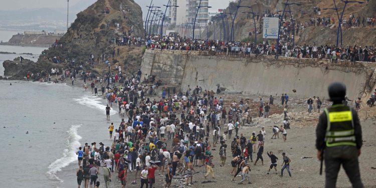 Disputa com Espanha e Argélia motiva suspeitas sobre papel do Marrocos em crise migratória para Ceuta; entenda