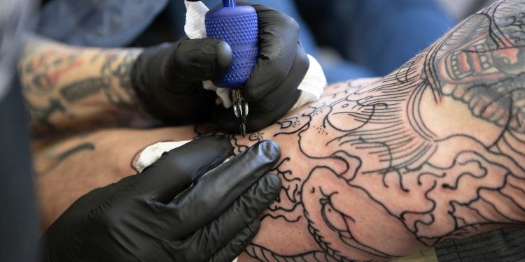 Doação de sangue: prazo de espera para quem fez tatuagem ou piercing é reduzido; veja as mudanças