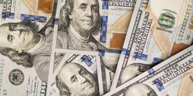 Dólar salta aos R$ 5,22, maior valor desde março, e Bolsa cai pela nona vez seguida