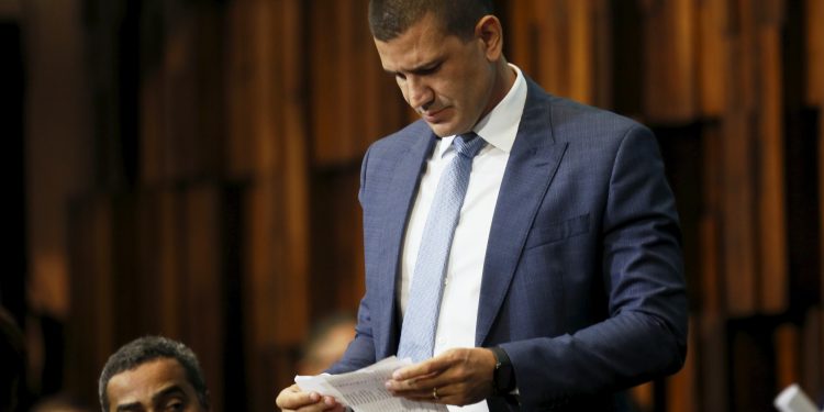 Douglas Ruas desaprova governo Castro, do qual fez parte por três anos, e tenta se descolar da imagem do ex-governador