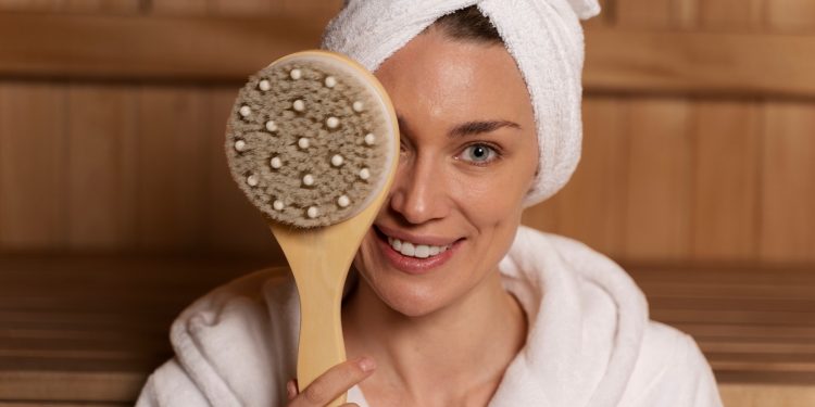 Dry brushing: escovação a seco virou tendência, mas faz bem para a pele?