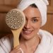 Dry brushing: escovação a seco virou tendência, mas faz bem para a pele?