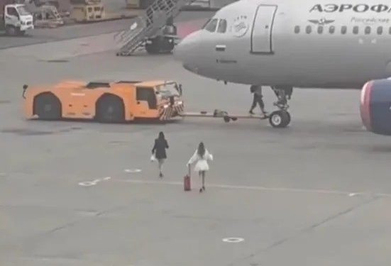 Duas mulheres invadem pista de aeroporto na Rússia para tentar embarcar após perderem voo; vídeo