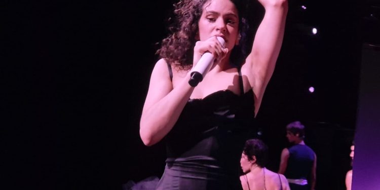 E fez-se o ‘LUX’ na noite escura: Rosalía encanta cariocas sob chuva, com espetáculo entre sagrado e profano, alta cultura e baixos instintos
