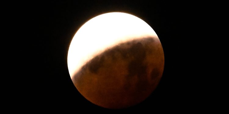Eclipse lunar vai cobrir mais de 96% da Lua e poderá ser visto em todo o Brasil; veja horários