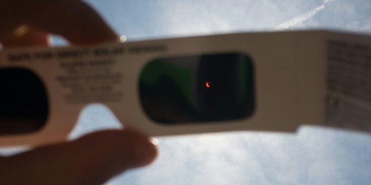 Eclipse solar de 12 de agosto: entenda por que não se deve olhar diretamente para o fenômeno